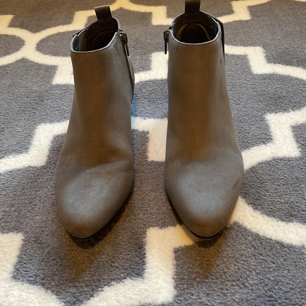 Ankle boots with side zipper